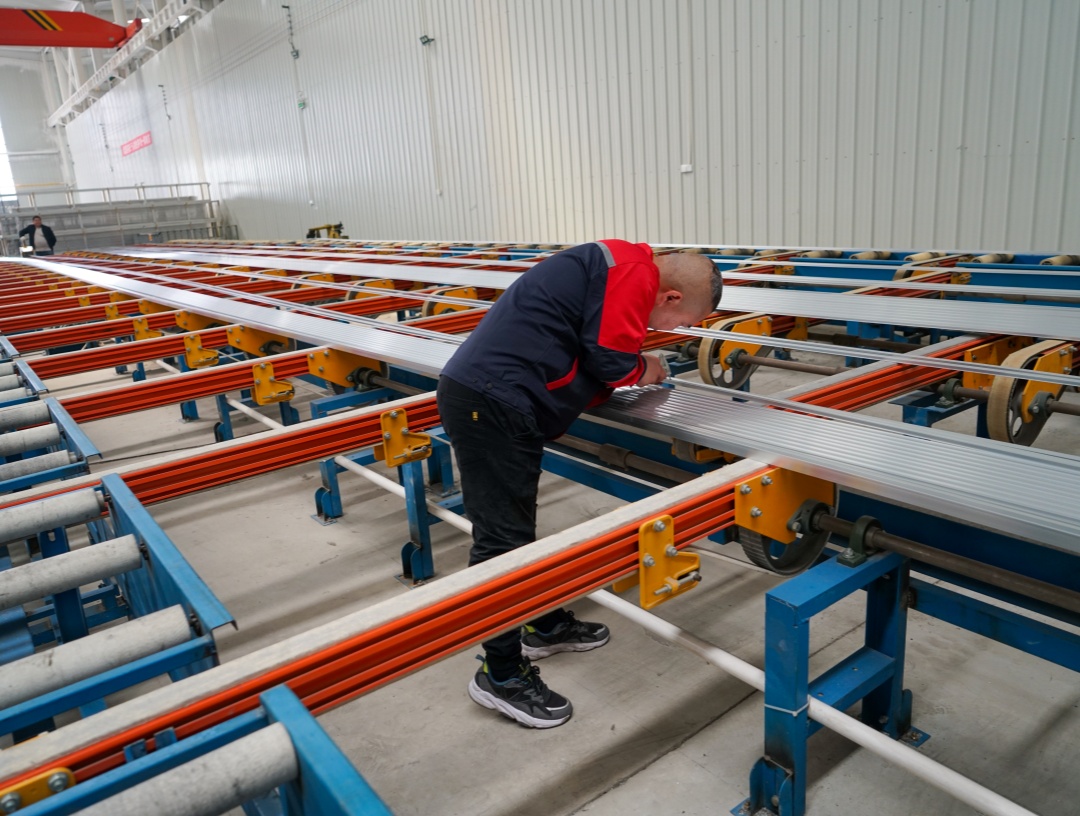 河北夏洛特建材有限公司深耕 20 年，铝型材拉手引领家具硬件品质革新